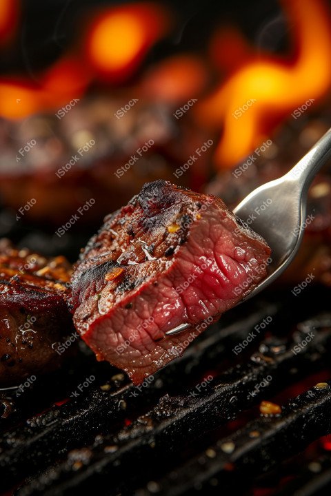 Fatias suculentas de churrasco, com chamas ao fundo